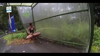 sexy girl public pissing bus at flashing schau auf der seite Frauenmeister